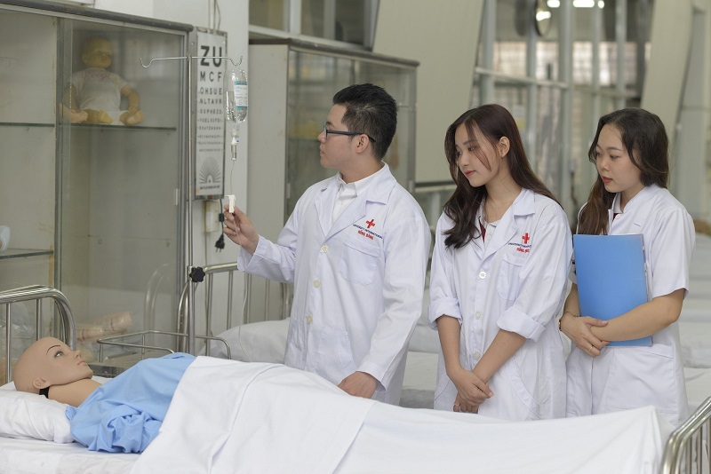 Sinh viên ngành sức khoẻ HIU trong giờ thực hành