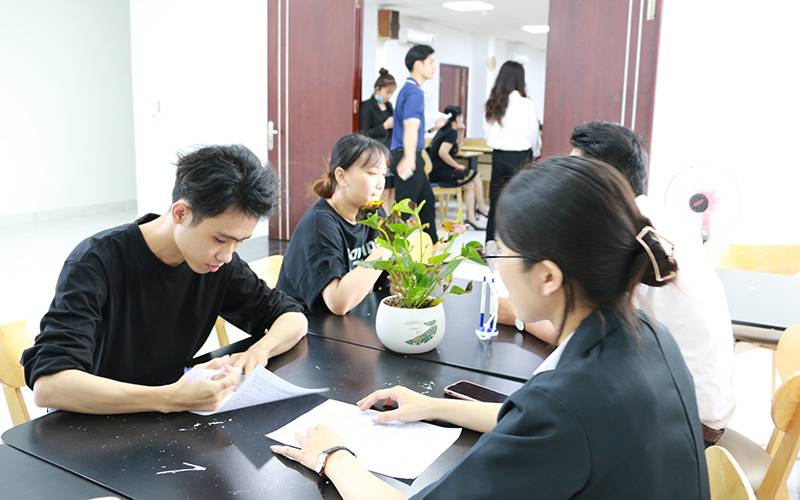 Sinh viên ngành Dược HIU được FPT Long Châu “đặt gạch” ở học kỳ cuối
