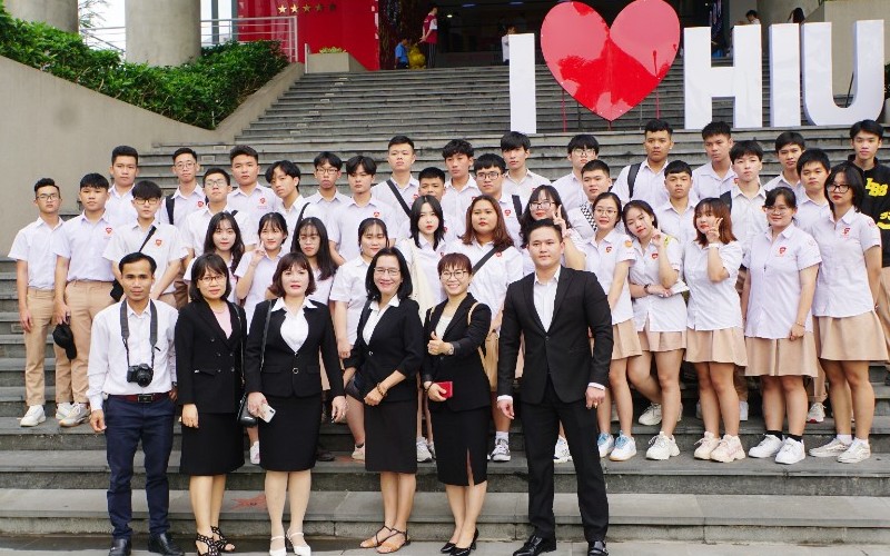 Thầy cô và học viên iSchool Quy Nhơn tự sướng lưu niệm bên trên 33 bậc thang danh vọng của Trường ĐHQT Hồng Bàng 