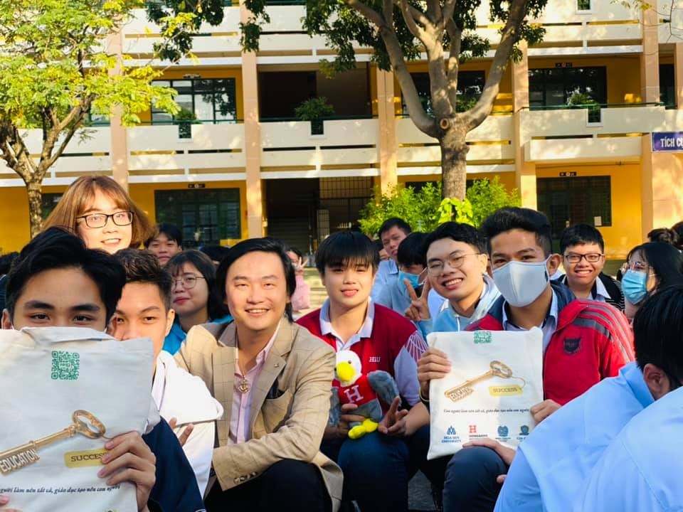 Đại học Quốc tế Hồng Bàng đồng hành cùng Tuổi trẻ góp Vacxin 19