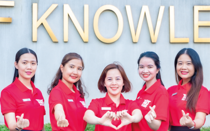Đồng phục ấn tượng của HIU Student Center