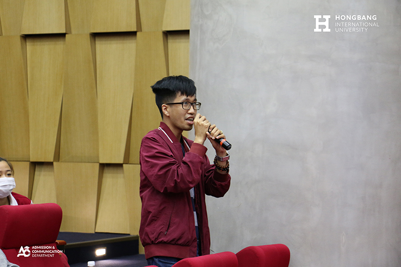 Các bạn sinh viên hào hứng đặt câu hỏi khó cho khách mời diễn giả Mã Thanh Danh