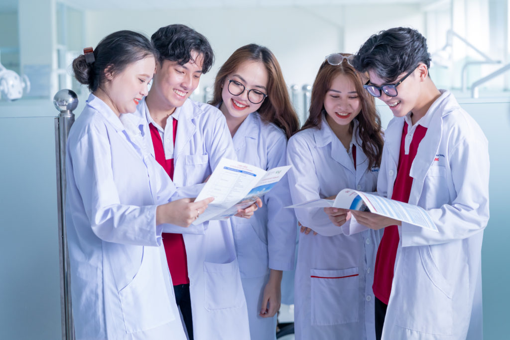 Bạn sẽ là một trong 10 bác sĩ trên 1 vạn dân! - Trường Đại học Quốc tế Hồng  Bàng