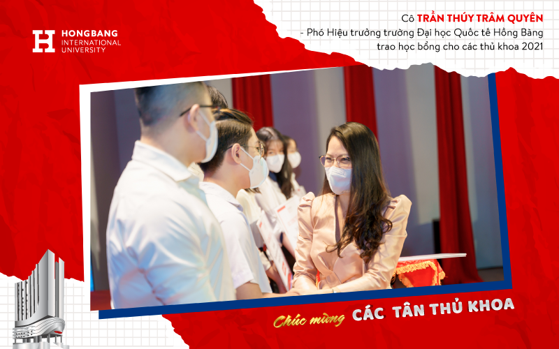 Cô Trần Thuý Trâm Quyên Phó Hiệu trưởng trao học bổng cho các thủ khoa đầu vào