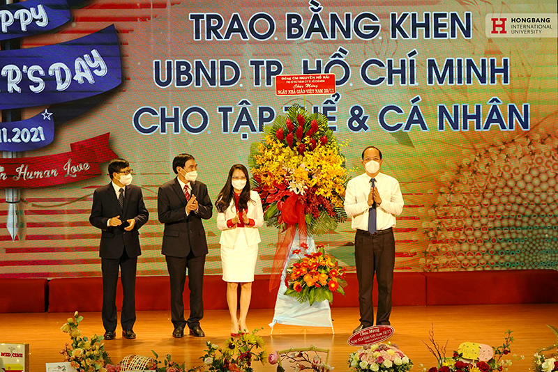 UBND TP.HCM khen thưởng thành tích xuất sắc cho Trường Đại học Quốc tế Hồng Bàng