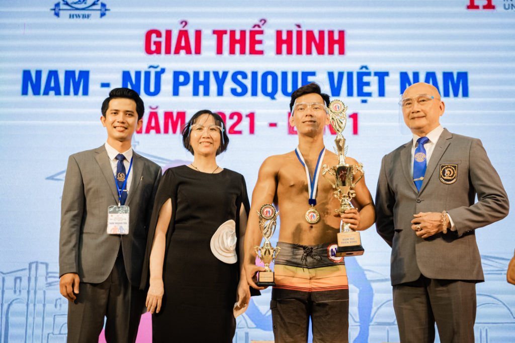 sv HIU Hoang Tuan Dat nhan giai Đại học Quốc tế Hồng Bàng phối hợp tổ chức “Giải Physique Việt Nam 2021” - Sân chơi mới dành cho sinh viên
