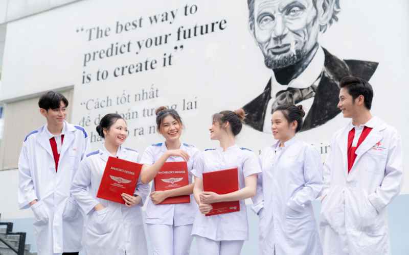 Tuyển sinh đại học 2023: Nhóm ngành Sức khoẻ “đau đầu” tìm cách hút thí sinh