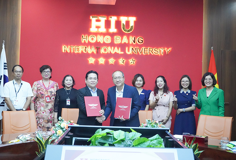 Lễ ký kết hợp tác giữa HIU và Công ty CP Chứng khoán Rồng Việt