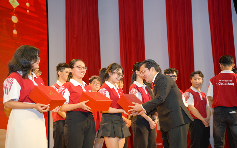 HIU trao học bổng và quà tết cho sinh viên toàn trường dịp Xuân Giáp Thìn 2024