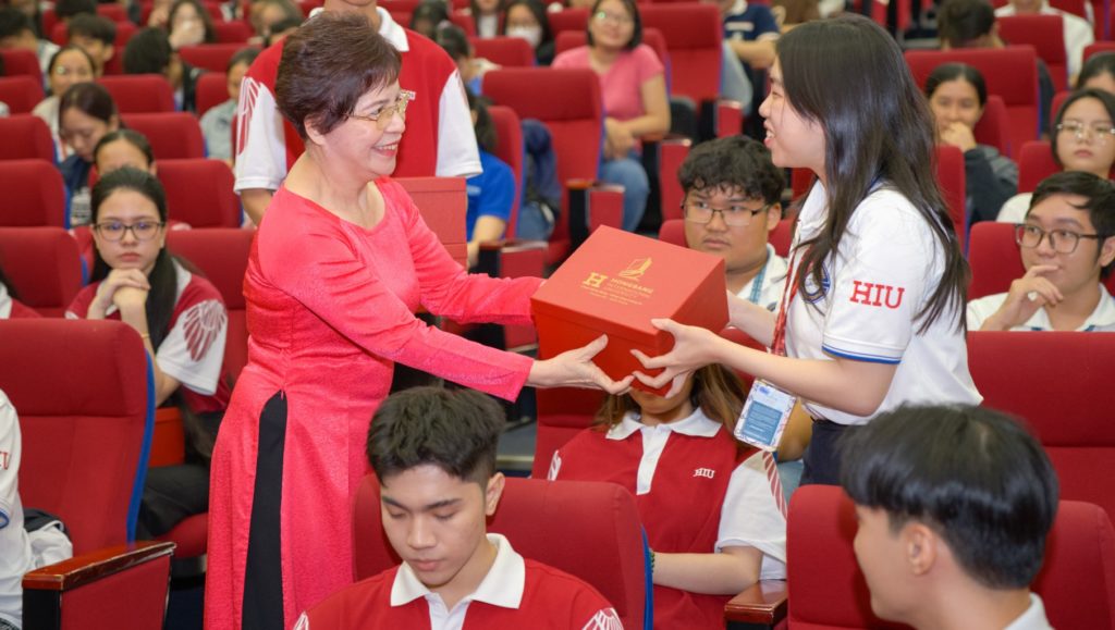 MIN00113 HIU trao học bổng và quà tết cho sinh viên toàn trường dịp Xuân Giáp Thìn 2024