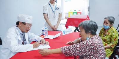 HIU tổ chức chương trình tư vấn sức khỏe và tặng 200 phần quà cho người dân Quận Bình Thạnh