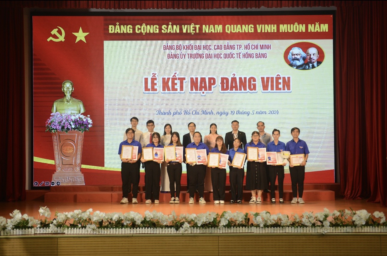 Tổ chức Lễ kết nạp 9 đảng viên mới nhân dịp kỷ niệm 134 năm ngày sinh Chủ tịch Hồ Chí Minh