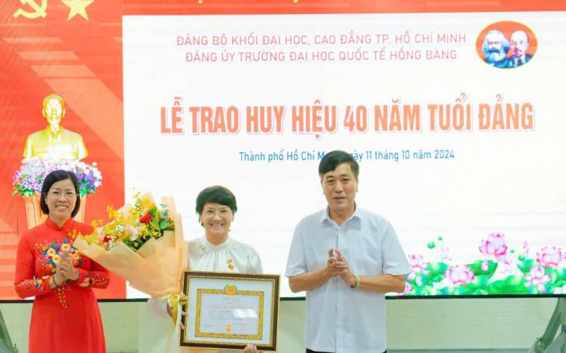 Lễ trao tặng huy hiệu 40 năm tuổi Đảng