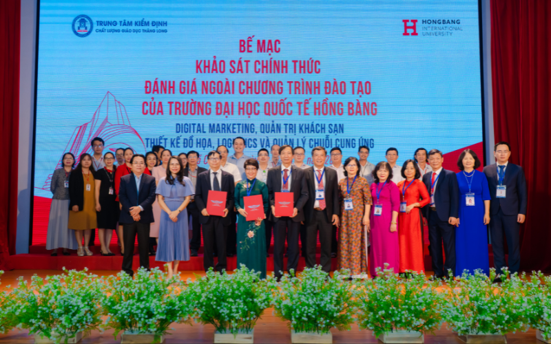 Lễ Bế mạc khảo sát chính thức Đánh giá ngoài tại HIU