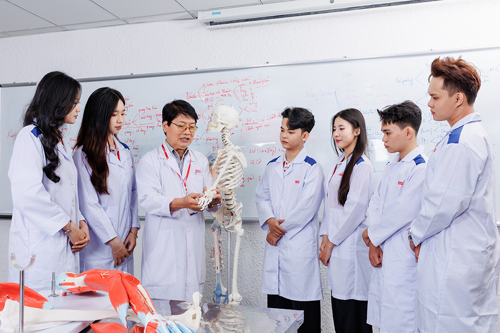 Chương trình đào tạo ngành Y Đa khoa tại HIU được xây dựng và triển khai theo tiêu chuẩn của Bộ Giáo dục & Đào tạo và Bộ Y tế
