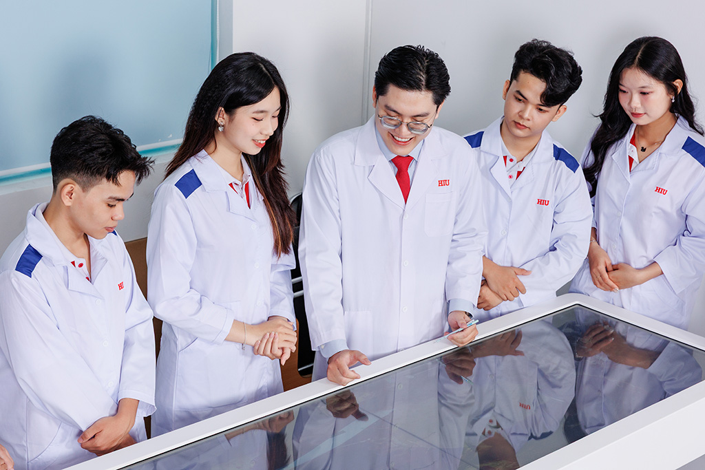 Giảng viên hướng dẫn sinh viên Y đa khoa thực hành trên bàn giải phẩu 3D hiện đại nhất