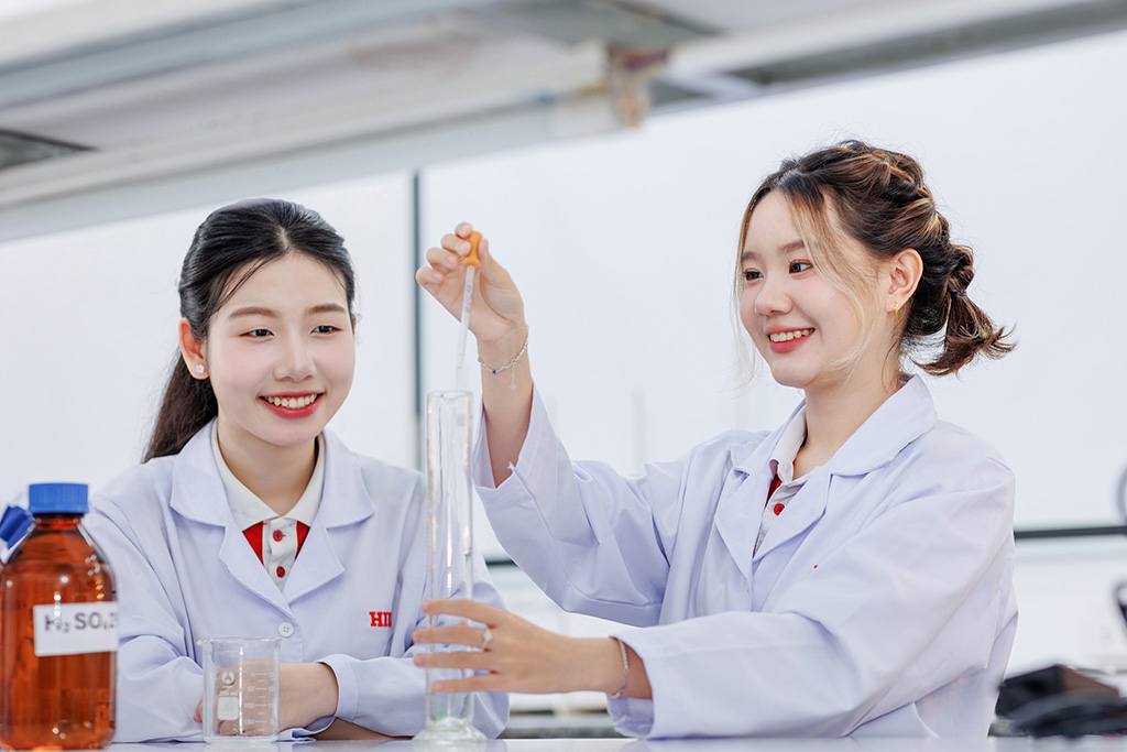 Kỹ thuật Xét nghiệm Y học đóng vai trò quan trọng, giúp chẩn đoán và theo dõi bệnh chính xác