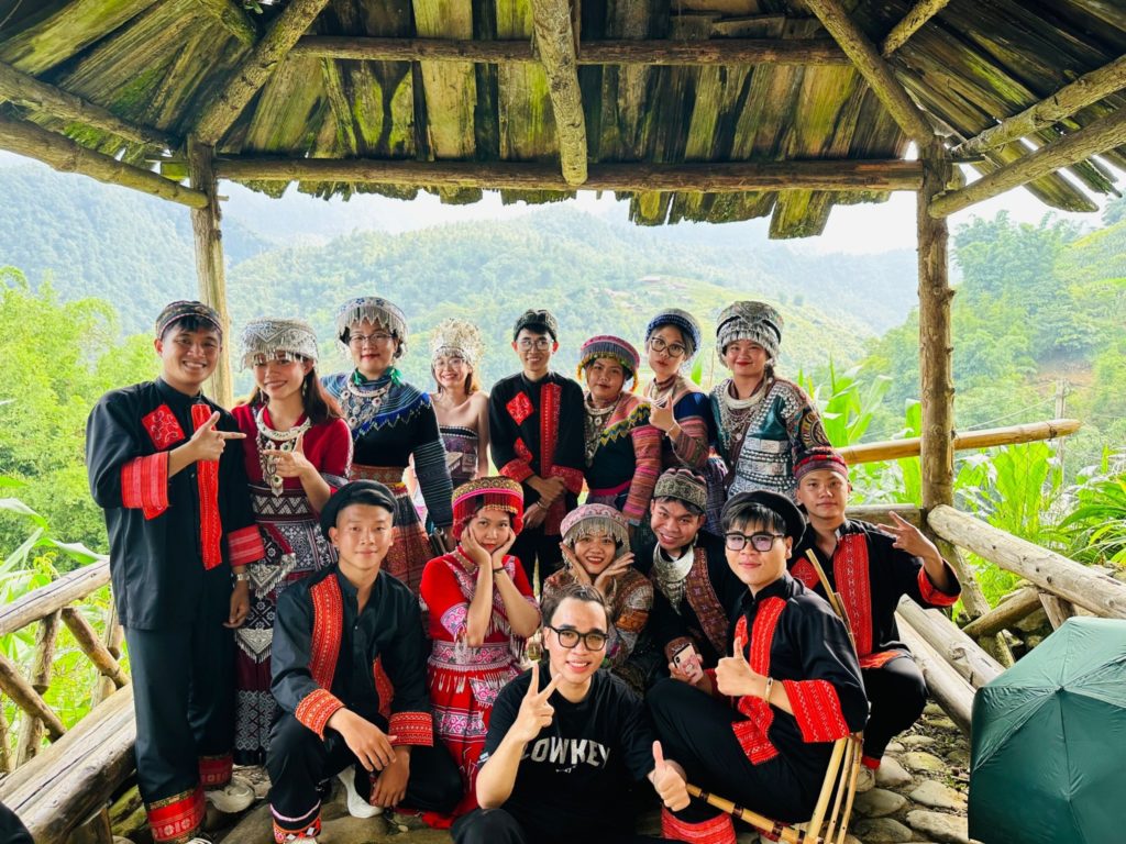 Các bạn sinh viên ngành Quản trị du lịch và lữ hành trong trang phục người Tày truyền thống trong thực tập xuyên Việt.