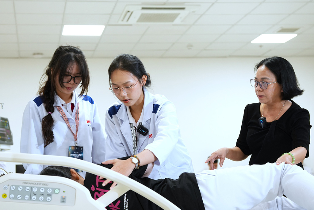 Sinh viên HIU phần thi xử lý 1 trong 3 tình huống giả định diễn ra tại khoa cấp cứu Bệnh viện Vạn Phúc City