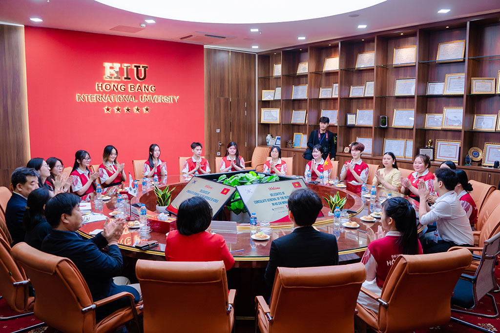 Sinh viên ngành Ngôn ngữ Hàn Quốc giới thiệu và trò chuyện thân mật cùng Ngài Tổng lãnh sự