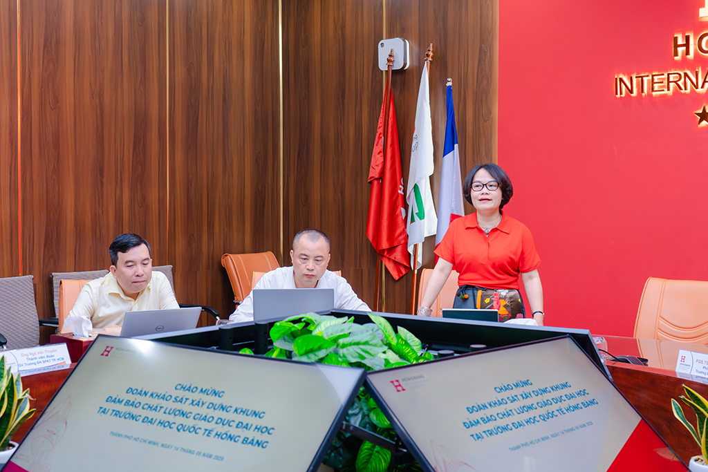 (Từ phải qua trái) Bà Trần Bích Huệ, ông Hoàng Thái Sơn và ông Nguyễn Huy Phúc