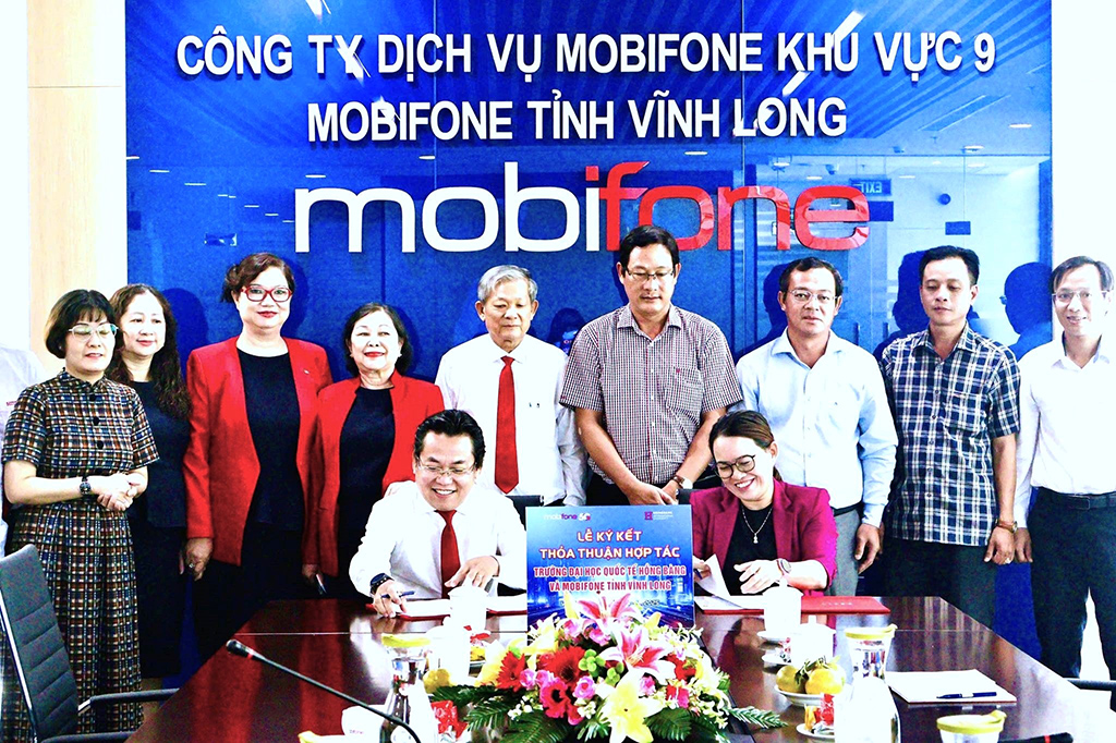 Đại diện Ban giám hiệu HIU ký kết biên bản ghi nhớ hợp tác MOU cùng Lãnh đạo Mobifone Khu vực 9 tại tỉnh Vĩnh Long