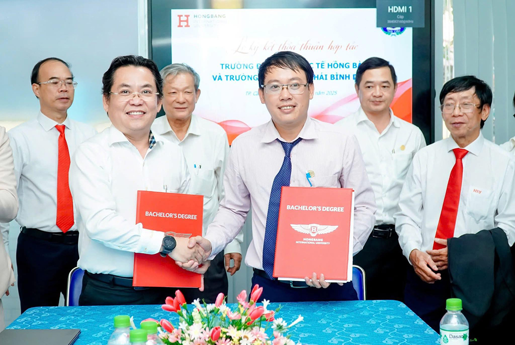 Đại diện Ban giám hiệu HIU ký kết MOU cùng đại diện Trường THPT Thái Bình Dương tại Cần Thơ
