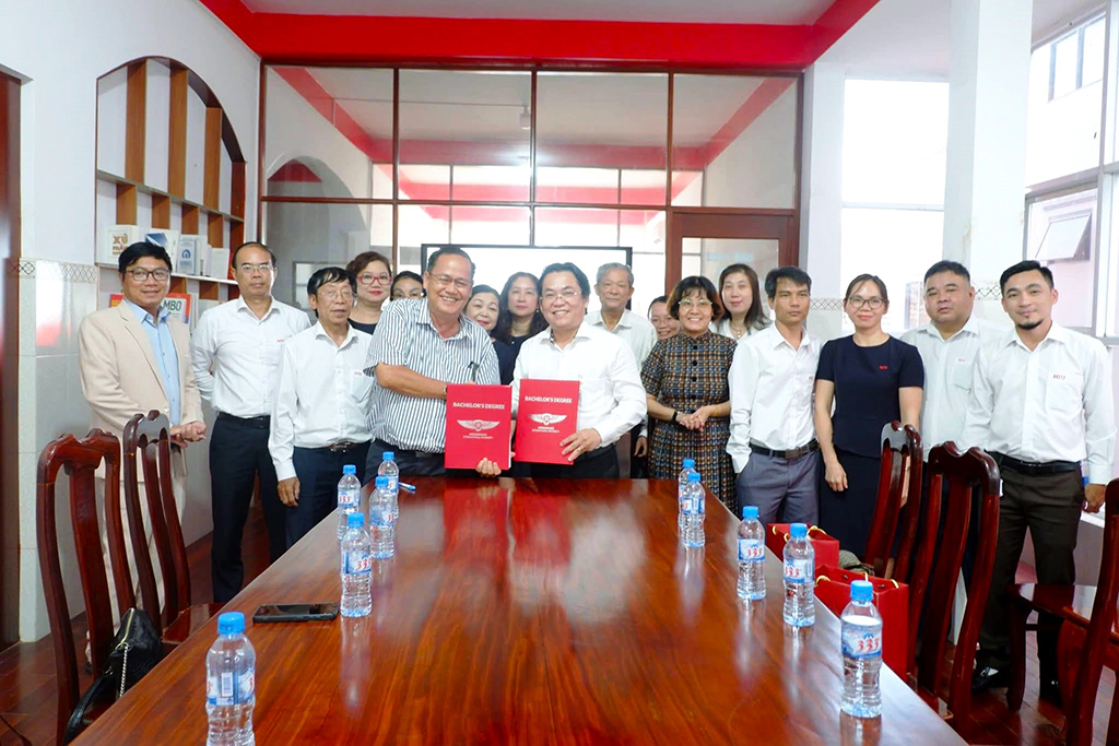 Đại diện Ban giám hiệu HIU ký kết MOU cùng đại diện Công ty Delta Logistics tại Sóc Trăng