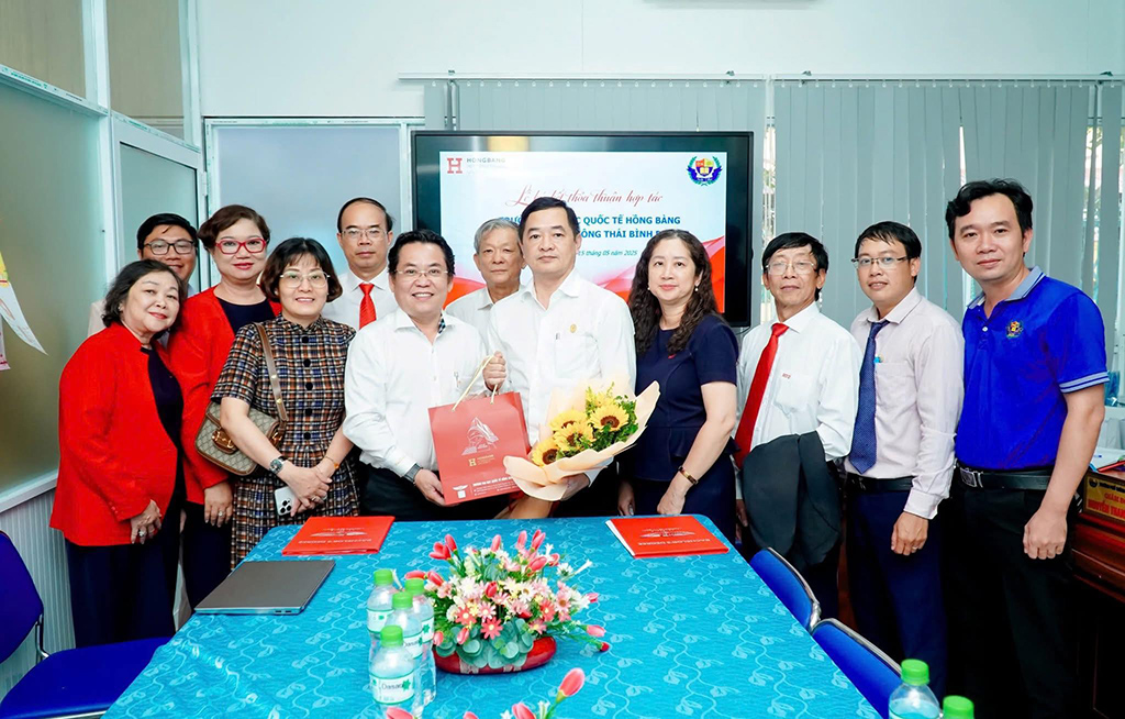 Đại diện Ban giám hiệu HIU ký kết MOU cùng đại diện Trường THPT Thái Bình Dương tại Cần Thơ