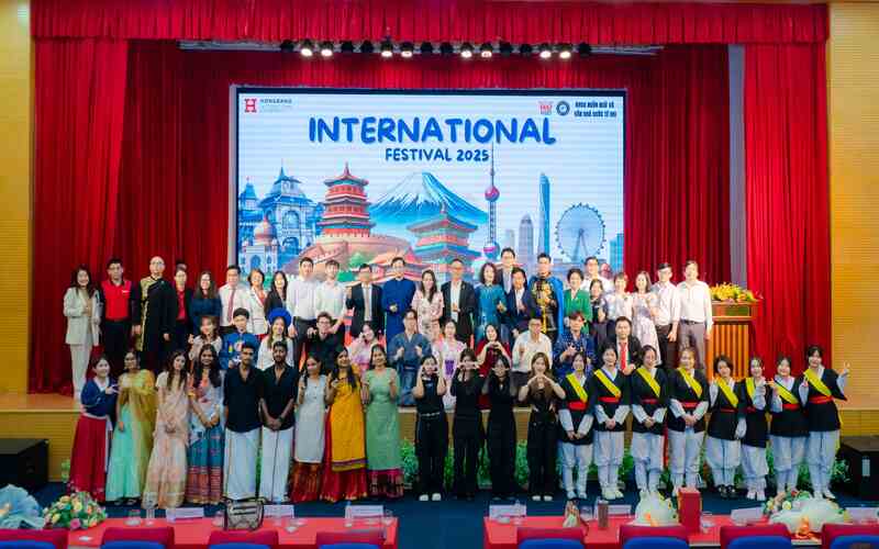 Học D01 – Tổ hợp mở ra nhiều cơ hội ngành học hiện đại tại HIU