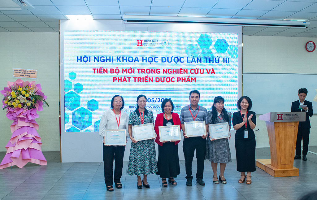 PGS.TS. Nguyễn Thị Thu Thủy – Trưởng Khoa Dược (bìa phải) trao giấy chứng nhận cho Ban chủ tọa Hội nghị khoa học Dược lần III