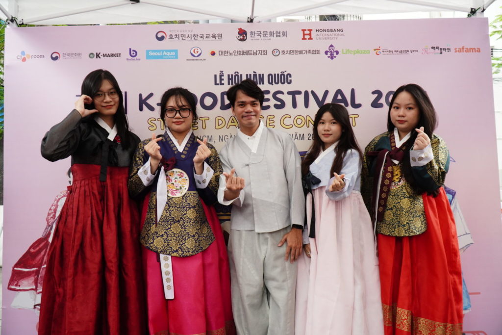 Sinh viên HIU hào hứng tham gia hoạt động giao lưu văn hóa – minh chứng cho xu hướng ngày càng nhiều bạn trẻ chọn học tiếng Hàn để tiếp cận sâu sắc hơn với văn hóa xứ sở kim chi.