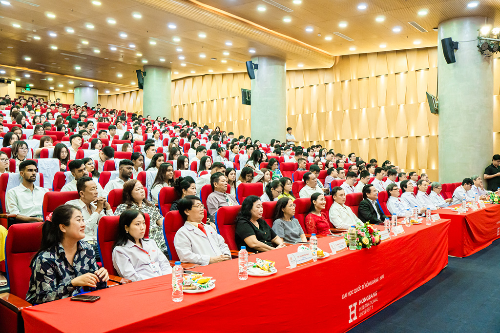 Ban Giám hiệu Nhà trường cùng quý thầy cô lãnh đạo các khoa, phòng, trung tâm tham dự và chứng kiến khoảnh khắc thiêng liêng trong Lễ trao áo blouse trắng của sinh viên Y khoa HIU