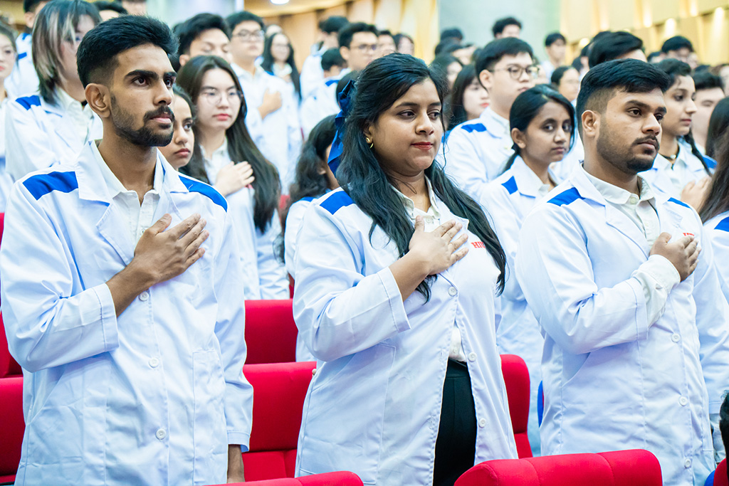 Sinh viên quốc tế đến từ Ấn Độ tuyên thệ lời thề Hippocrates