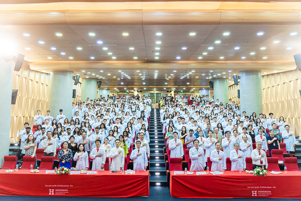 Tập thể sinh viên Y khoa trang nghiêm tuyên thệ lời thề Hippocrates, khẳng định cam kết sống và hành nghề với trọn vẹn y đức.