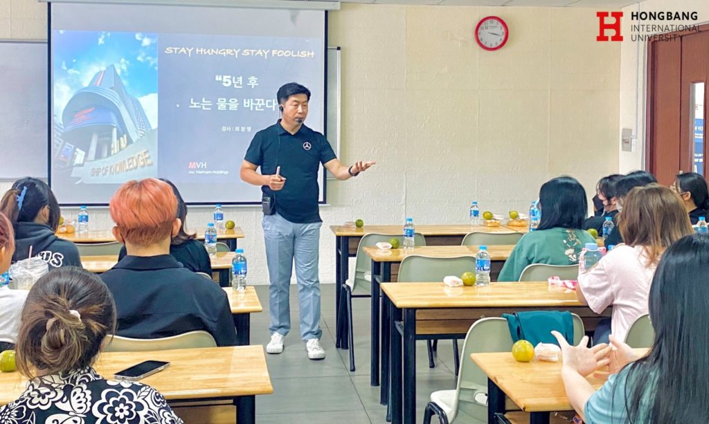 Sinh viên HIU tìm hiểu văn hóa doanh nghiệp Hàn Quốc cùng ông Choi Chang Young – Giám đốc Công ty MC Vietnam Holding, từng là cộng sự của HLV Park Hang Seo