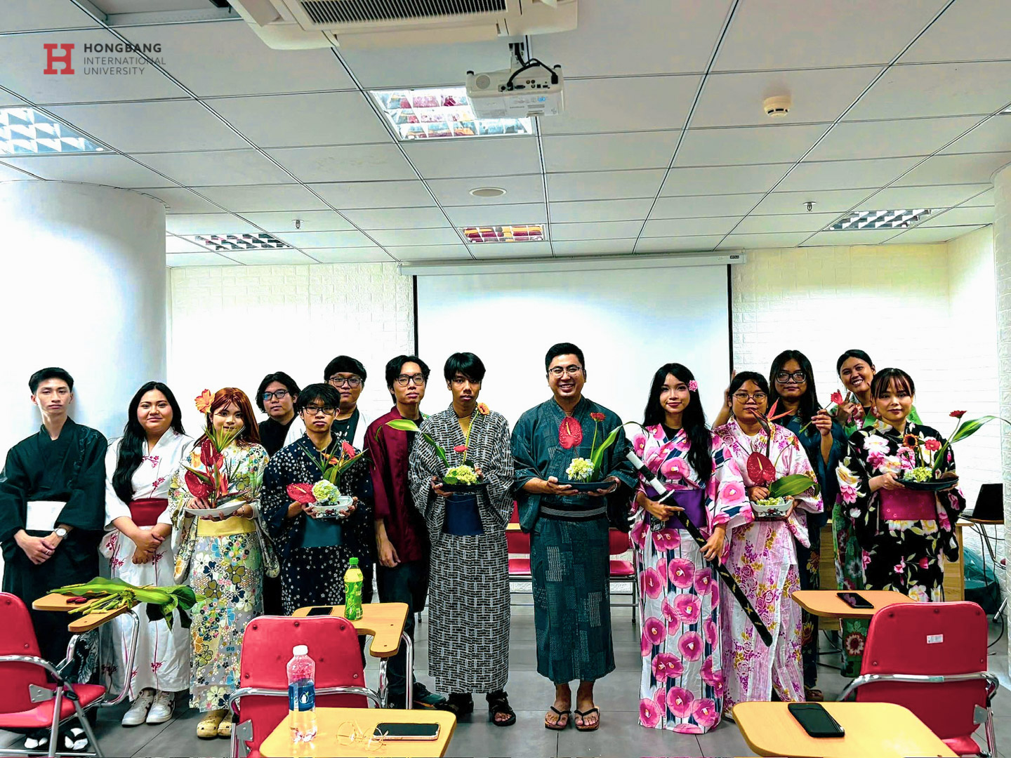 Buổi học cắm hoa Ikebana của sinh viên Ngôn ngữ Nhật