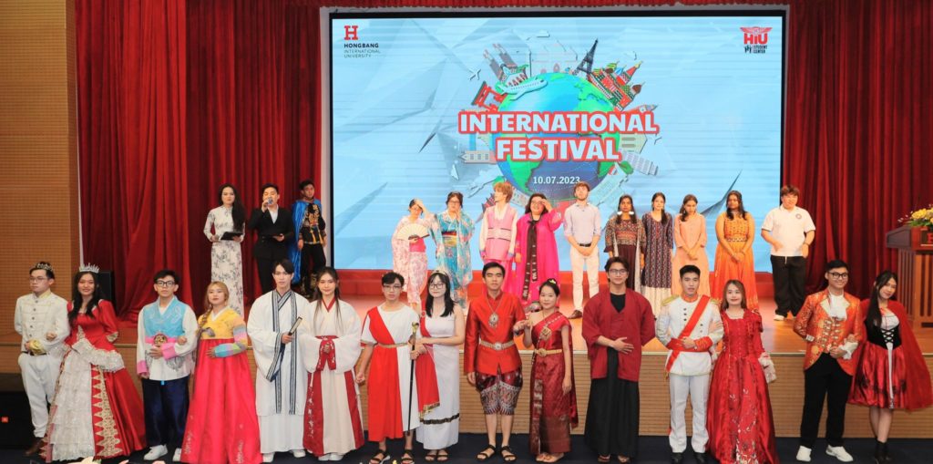Sinh viên ngành Ngôn ngữ Trung Quốc tại Lễ hội giao lưu văn hóa quốc tế