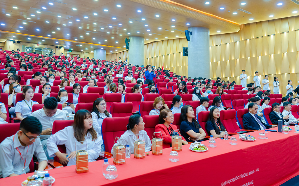 Không khí lễ kỷ niệm Ngày Quốc tế Điều dưỡng 2025 tại hội trường Beethoven HIU sáng 12/5