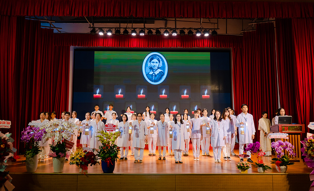 Đội ngũ giảng viên của khoa đã cùng thực hiện nghi thức truyền thống (Nghi thức truyền lửa) tại buổi lễ kỷ niệm.