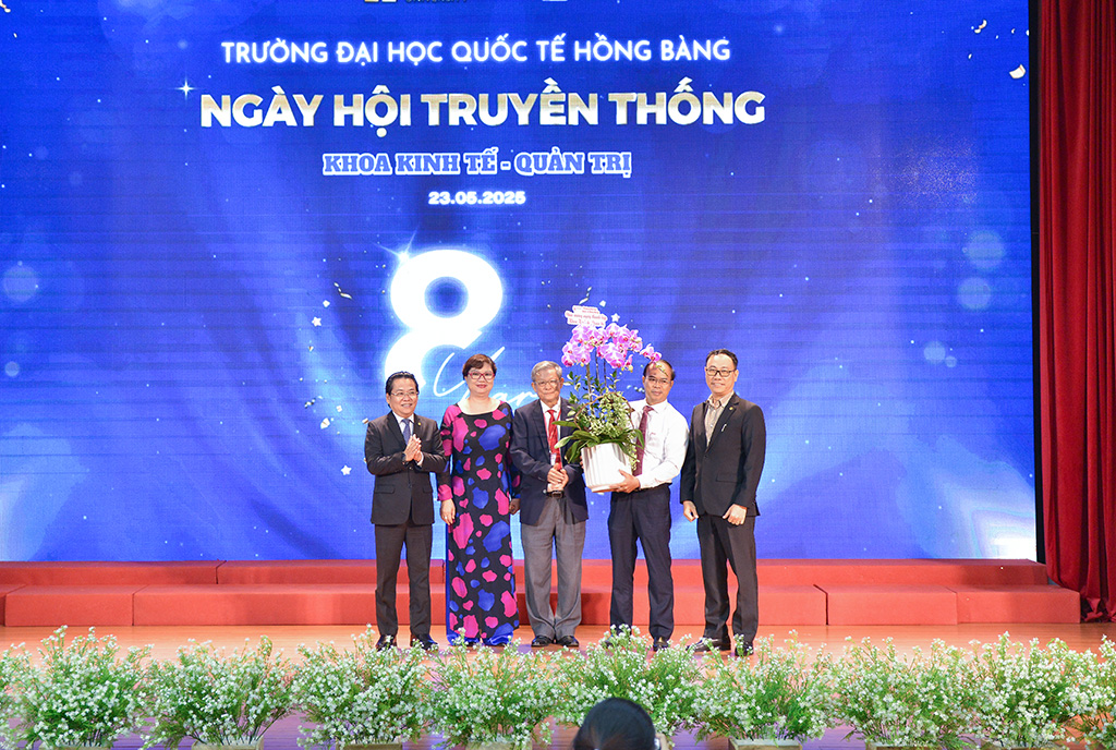 PGS.TS Nguyễn Hữu Huy Nhựt (bìa trái) và ThS. Nguyễn Ngọc Tuấn (bìa phải) Phó Hiệu trưởng Nhà trường gửi hoa chúc mừng tri ân đến lãnh đạo và tập thể khoa KT-QT