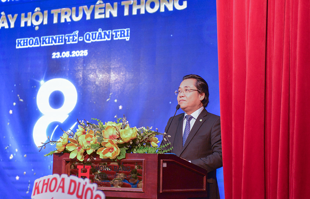 , PGS.TS Nguyễn Hữu Huy Nhựt - Phó Hiệu trưởng HIU chúc mừng và tri ân những đóng góp của Khoa Kinh tế - Quản trị