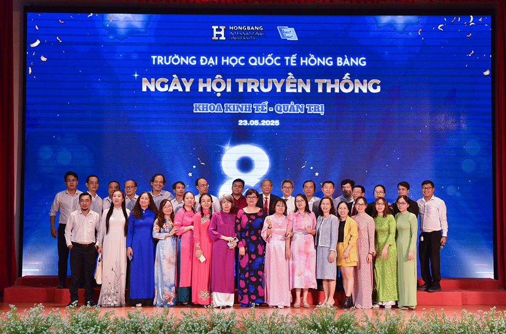 Đội ngũ lãnh đạo khoa, giảng viên, cán bộ nhân viên chụp ảnh lưu niệm tại Ngày hội
