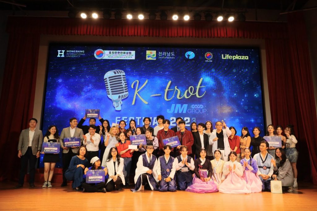 Đại nhạc hội K – TROT diễn ra tại Trường Đại học Quốc tế Hồng Bàng