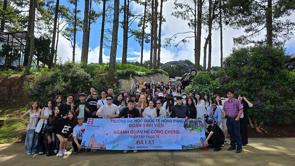 Sinh viên ngành Quan hệ công chúng HIU chụp ảnh lưu niệm trong kỳ Kiến tập thực tế tại Đà Lạt