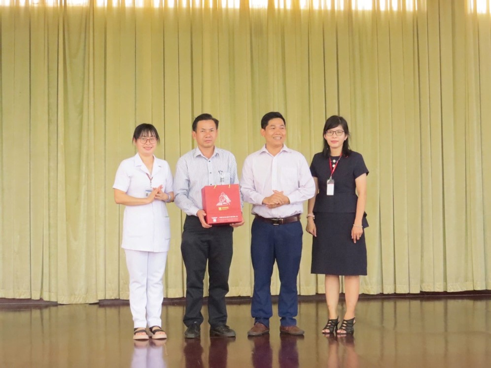 Đoàn Kiến tập ngành Tâm lý học của  HIU trao quà tặng lưu niệm đến Ban Giám đốc và nhân viên Bệnh viện Tâm thần Bà Rịa Vũng Tàu