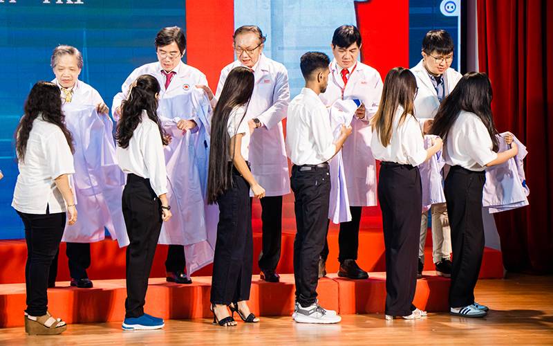 Một ngày khoác blouse trắng một đời khắc ghi