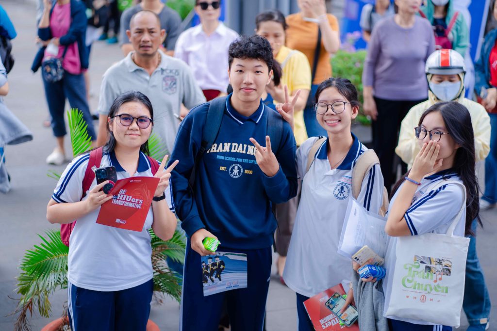 Thí sinh đăng ký xét học bạ đại học 2025 tại HIU