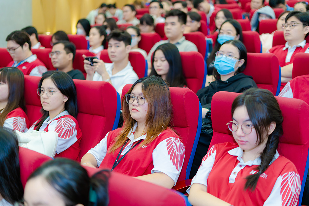 Đông đảo các bạn sinh viên thuộc khối ngành Khoa học Sức khỏe HIU đến tham dự Hội nghị
