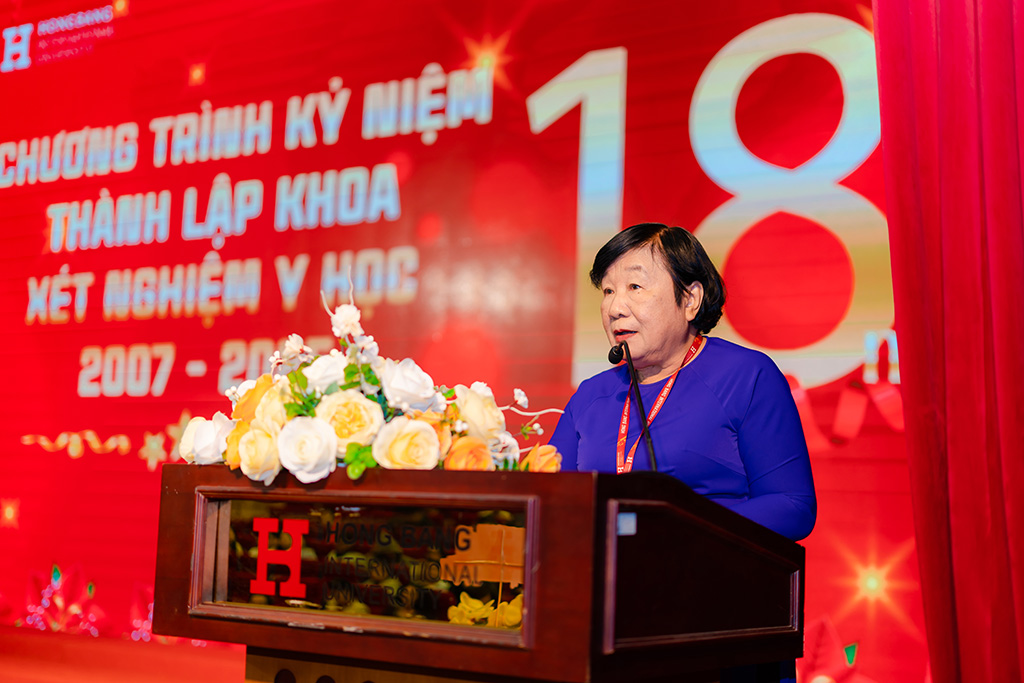 PGS.TS. Hà Thị Anh - Trưởng Khoa Xét nghiệm Y học phát biểu tại buổi lễ